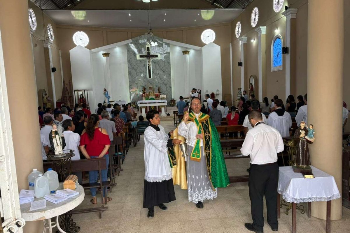 fssp-guSunday Mass in Gualeale-sunday-mass-congregation Fr. Xavier Proust, FSSP, and server during Mass with a full congregation in Guale, Ecuador